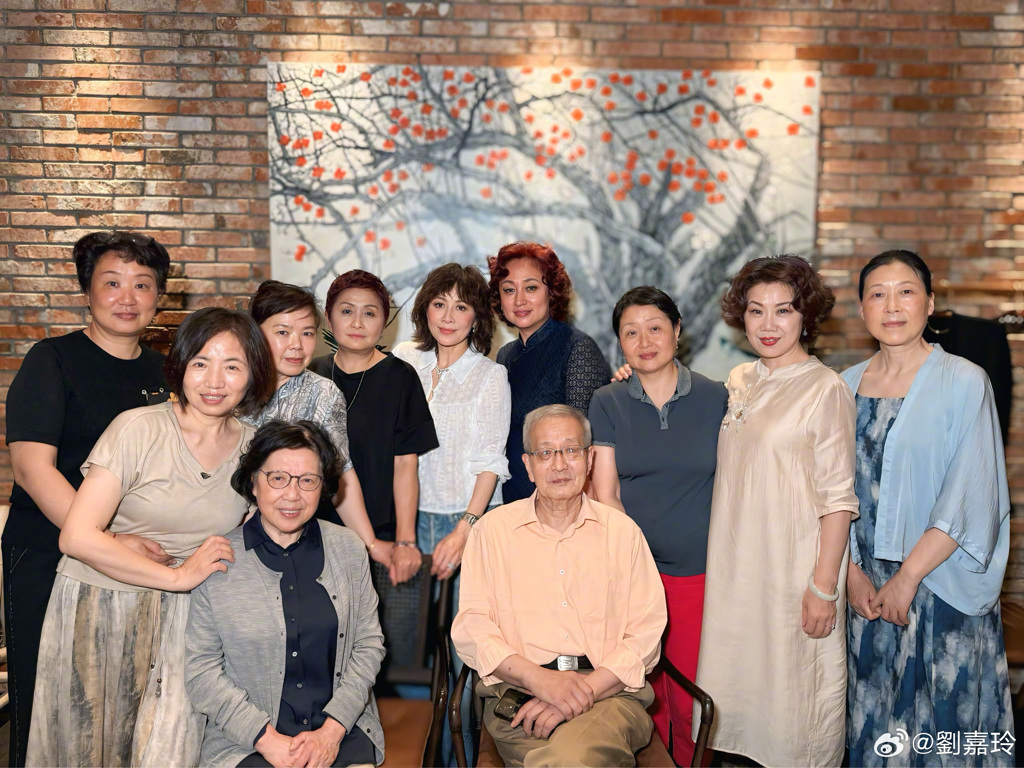 刘嘉玲回乡参加“60”同学会 合照惊人一幕网友看傻